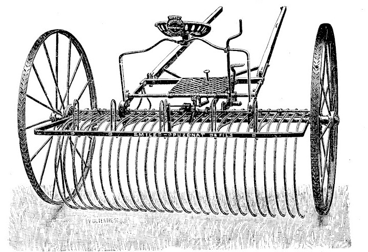 Gravure&nbsp;: râteau à cheval vu de trois quarts, deux grandes roues métalliques à rais encadrant une rangée de longues dents courbes&nbsp;; au-dessus du bâti, un siège suspendu, deux leviers dressés et une barre porte-dents marquée Émile Puzenat et Fils