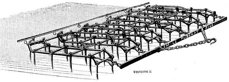 Gravure&nbsp;: herse articulée vue en perspective, plusieurs compartiments à flèches en Z garnis de dents droites, barre d'attelage frappée Émile Puzenat et Fils et chaînes de traction croisées