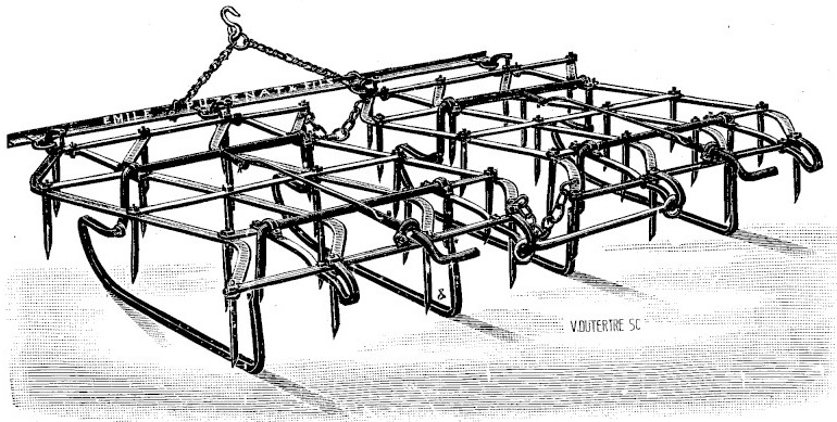 Gravure&nbsp;: herse articulée à flèches en Z vue en perspective, garnie de dents droites, reposant sur des patins courbes relevés à l'avant&nbsp;; barre d'attelage frappée Émile Puzenat et Fils, reliée au bâti par une chaîne et un crochet