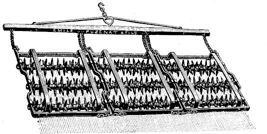 Gravure&nbsp;: herse roulante vue de trois quarts, quatre compartiments juxtaposés garnis chacun de trois rangs d'étoiles dentées enfilées sur des axes, suspendus par des chaînes à une barre d'attelage frappée Émile Puzenat et Fils, l'ensemble reposant sur des patins
