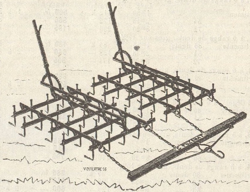 Gravure&nbsp;: herse articulée vue en perspective, châssis d'acier à traverses garnies de dents courtes, deux leviers dressés à secteur denté commandant l'inclinaison des dents, barre d'attelage frappée C. Puzenat reliée au châssis par des chaînes