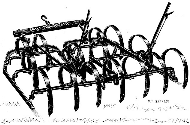 Gravure&nbsp;: herse à ressorts vue de trois quarts, deux sections juxtaposées portant des rangées de dents d'acier recourbées en crosse, barre d'attelage frappée Émile Puzenat et Fils suspendue par un crochet, deux leviers de relevage dressés
