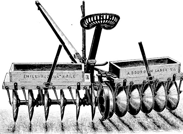 Gravure&nbsp;: instrument à deux trains de disques concaves juxtaposés, surmontés de deux caisses rectangulaires en bois portant les inscriptions Émile Puzenat et Fils et A Bourbon-Lancy S.-et-L.&nbsp;; au centre, un siège ajouré sur pied ressort et deux leviers dressés