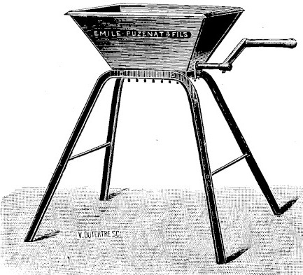 Gravure&nbsp;: trémie évasée marquée Émile Puzenat et Fils, montée sur un piètement à quatre pieds obliques en tube&nbsp;; une manivelle à poignée sort du corps de l'appareil sur le côté droit, sous la trémie