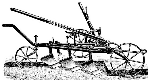 Gravure&nbsp;: charrue à trois corps alignés sous une poutre, portée à l'avant et à l'arrière par des roues à rais de diamètres inégaux&nbsp;; un long mancheron et deux leviers dressés surmontent le bâti marqué Émile Puzenat et Fils