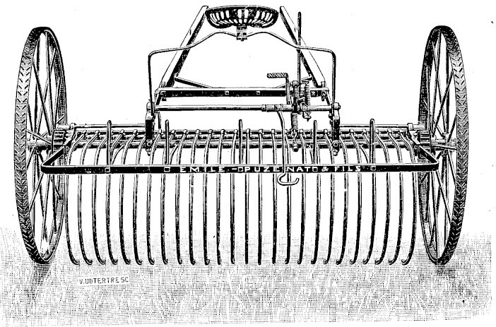 Gravure&nbsp;: râteau à cheval vu de face, deux grandes roues métalliques à rais encadrant une rangée de longues dents courbes&nbsp;; au centre, un siège suspendu au-dessus de la barre porte-dents marquée Émile Puzenat et Fils