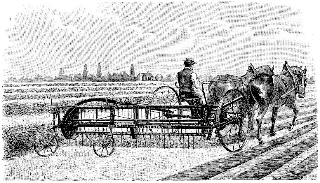 Gravure&nbsp;: dans un pré déjà andainé, un homme assis conduit une machine longue et basse tirée par deux chevaux&nbsp;; le bâti porte un tambour à bras garni de dents et roule sur deux grandes roues et deux petites roues arrière