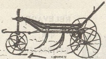 Gravure&nbsp;: extirpateur vu de côté, bâti métallique bas portant des lames courbes, crochet d'attelage et montant de réglage à l'avant, petite roue à rais à l'avant et grande roue à rais à l'arrière