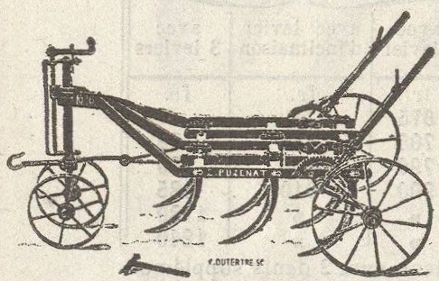 Gravure&nbsp;: extirpateur vu de côté, bâti métallique bas portant une rangée de lames courbes, montant de réglage et crochet d'attelage à l'avant, petite roue à rais à l'avant, grandes roues à rais à l'arrière, deux leviers dressés au-dessus du bâti&nbsp;; une lame isolée est figurée sous l'instrument