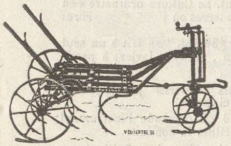 Gravure&nbsp;: cultivateur vu de côté, châssis bas portant une rangée de dents recourbées, deux longs leviers inclinés vers l'arrière, montant vertical et vis de réglage à l'avant, petite roue à rais à l'avant et grande roue à rais à l'arrière