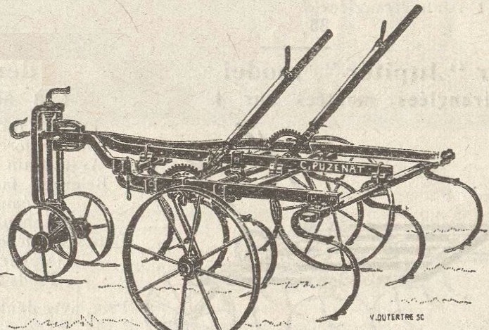 Gravure&nbsp;: cultivateur vu de côté, châssis en poutre portant quatre traverses garnies de dents recourbées, deux leviers à secteur denté inclinés vers l'arrière, montant vertical et crochet d'attelage à l'avant, une petite roue à rais à l'avant et deux grandes roues à rais sous le bâti