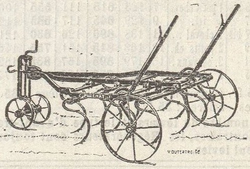Gravure&nbsp;: cultivateur vu de côté, châssis bas portant quatre traverses garnies de dents recourbées, deux leviers inclinés vers l'arrière, montant vertical et crochet d'attelage à l'avant, petite roue à rais à l'avant et roues à rais sous le bâti