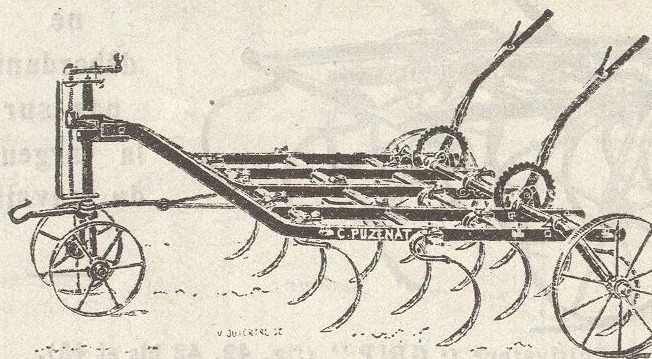 Gravure&nbsp;: cultivateur vu de côté, long châssis portant quatre traverses garnies d'une double rangée de dents recourbées, deux leviers à secteur denté inclinés vers l'arrière, montant vertical à l'avant, petite roue à rais à l'avant et grande roue à rais à l'arrière