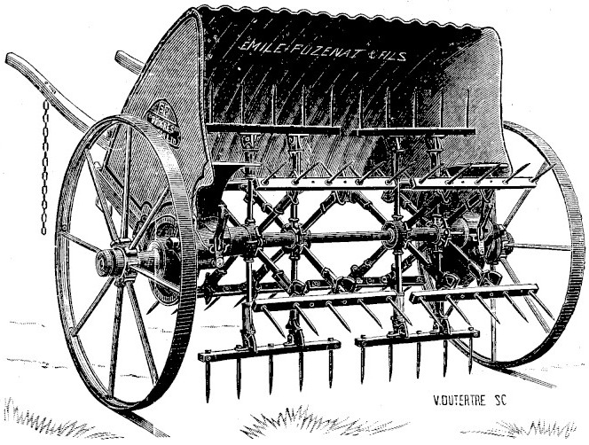 Gravure&nbsp;: faneuse à râteaux rotatifs vue de trois quarts, entre deux hautes roues à rais&nbsp;; une capote bombée à surface ondulée portant l'inscription Émile Puzenat et Fils couvre l'arrière&nbsp;; sous elle, des barres porte-dents montées en étoile sur un arbre transversal, et une chaîne d'attelage à gauche