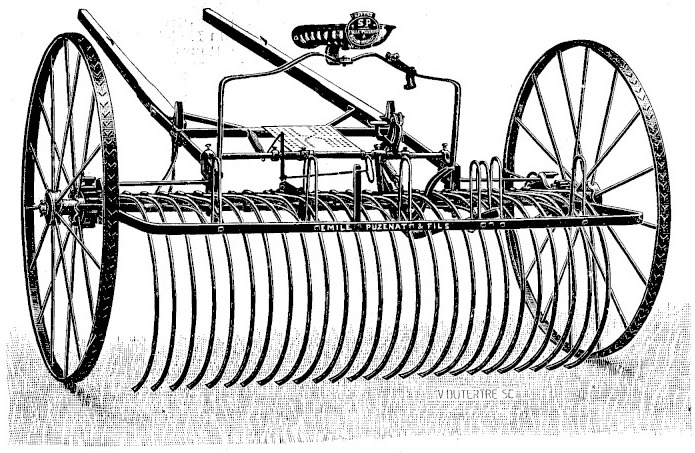 Gravure&nbsp;: râteau à cheval vu de trois quarts, deux grandes roues métalliques à rais encadrant une rangée de longues dents courbes&nbsp;; au-dessus du bâti, un siège suspendu et une plaque portant les lettres S.P.