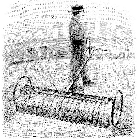 Gravure&nbsp;: un homme coiffé d'un canotier pousse dans un pré un râteau à bras dont le tambour de dents rondes en spirale roule entre deux petites roues à rais, un manche unique remontant vers ses mains