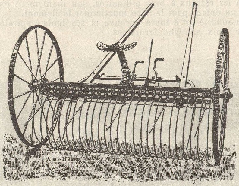 Gravure&nbsp;: râteau à cheval vu de trois quarts, une grande roue à rais à gauche, une rangée de dents rondes enroulées en spirale sous une barre transversale, un siège et deux leviers coudés au-dessus du bâti