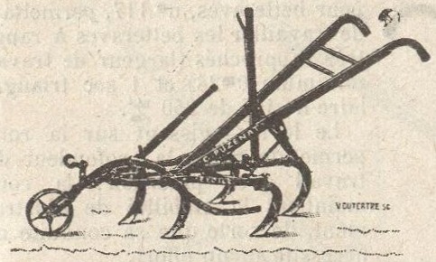 Gravure&nbsp;: houe attelée vue de profil, montée en cultivateur&nbsp;; le bâti porte cinq lames recourbées et une petite roue à l'avant surmontée d'un crochet d'attelage&nbsp;; deux mancherons recourbés partent vers l'arrière, un levier dressé au milieu