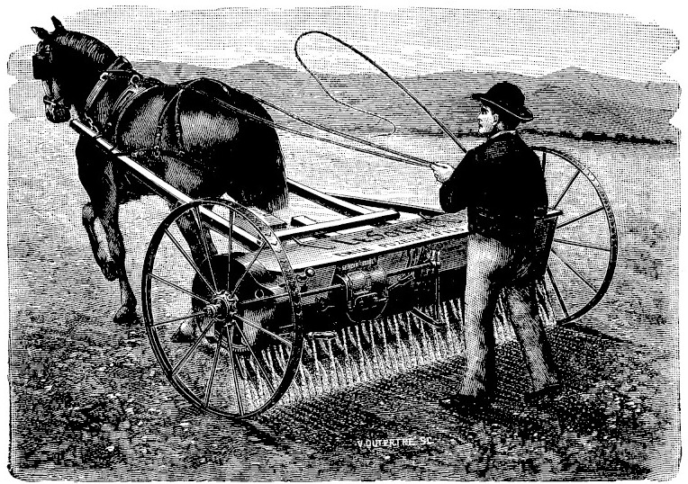 Gravure&nbsp;: au champ, un cheval attelé en limonières tire une caisse basse et longue montée sur deux grandes roues à rais&nbsp;; un homme coiffé d'un chapeau marche derrière, guides en main, et l'engrais tombe en rideau serré sous la caisse