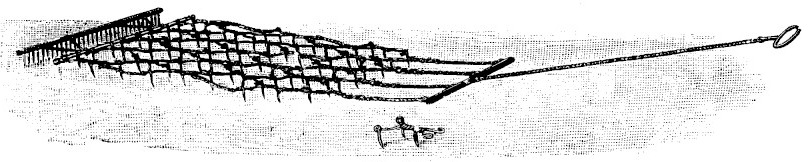 Gravure&nbsp;: herse souple très plate vue en perspective, nappe de tiges d'acier assemblées en losanges garnie de dents courtes, prolongée à droite par un long timon terminé par une poignée annulaire&nbsp;; au-dessous, le détail d'une section isolée