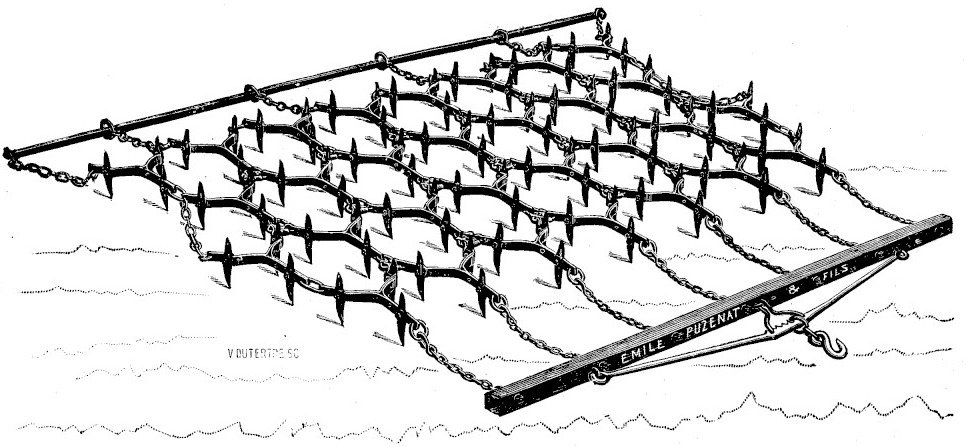 Gravure&nbsp;: herse souple vue en perspective, nappe de chaînons d'acier assemblés en losanges dont chaque maillon porte des dents en forme de double pointe, reliée par des chaînes à une barre d'attelage en bois frappée Émile Puzenat et Fils munie d'un crochet