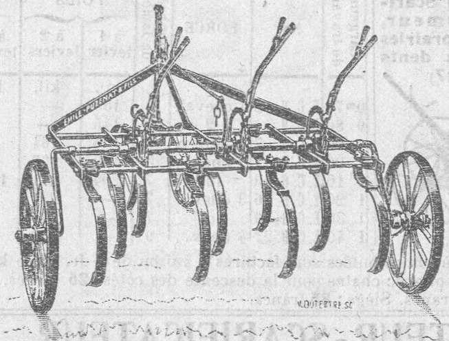 Gravure&nbsp;: cultivateur à dents flexibles vu de trois quarts, deux roues d'acier à rais de grand diamètre encadrant un bâti bas garni de neuf dents courbes à ressort terminées par des socs&nbsp;; trois leviers dressés au-dessus du bâti, dont deux commandent les roues arrière&nbsp;; une plaque porte la marque Émile Puzenat et Fils