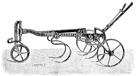 Gravure&nbsp;: cultivateur léger vu de profil, une roue d'acier à rais à l'avant-train et une roue plus grande à l'arrière, bâti bas portant cinq dents courbes à ressort réparties sur deux rangs et terminées par des socs, un levier coudé dressé vers l'arrière droit&nbsp;; une plaque porte la marque Émile Puzenat