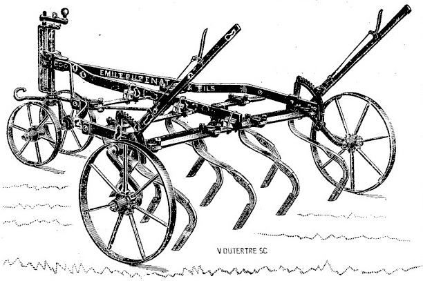 Gravure&nbsp;: régénérateur de prairies vu de profil, une petite roue d'avant-train à gauche, une grande roue au milieu et une roue arrière à droite, bâti bas portant une rangée de dents courbes à ressort terminées par des socs tranchants, deux leviers coudés dressés vers le haut&nbsp;; une plaque porte la marque Émile Puzenat et Fils