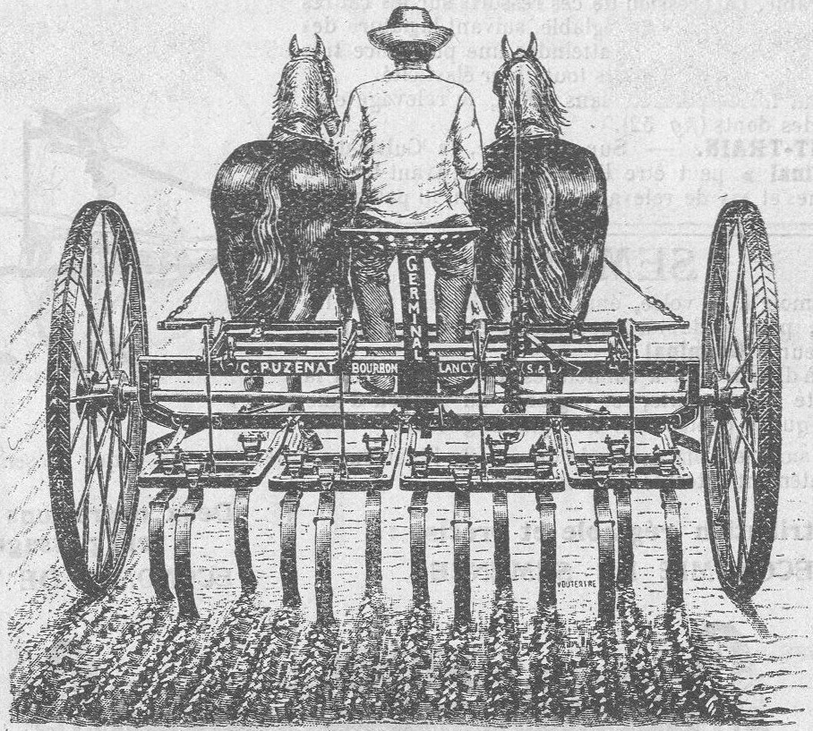 Gravure&nbsp;: cultivateur attelé vu de dos au travail, deux chevaux de front s'éloignant, le conducteur coiffé d'un chapeau assis sur le siège central&nbsp;; entre deux grandes roues à rais, un bâti bas portant douze dents verticales à socs qui ouvrent le sol en bandes régulières&nbsp;; une plaque porte les mentions Germinal et C. Puzenat Bourbon-Lancy