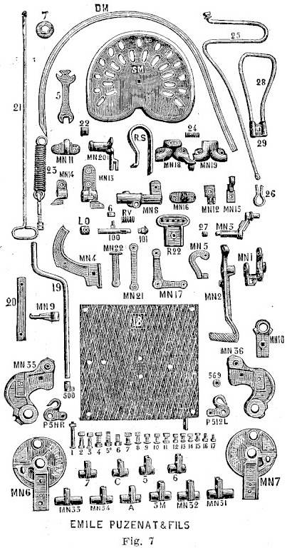 Planche gravée des pièces de rechange : chape et pédale, ressorts, menottes porte-dents, emboîtements, supports de bras, tôle striée du marchepied, deux roues d'engrenage et une rangée de boulons numérotés, chaque organe portant son repère