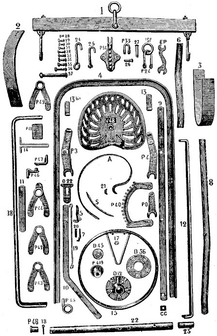 Planche gravée des pièces de rechange : barre d'attelage, patins d'acier, cadre, siège en fonte ajouré, régulateur denté, bras-consoles, équerres d'articulation, moyeu et roue de chariot