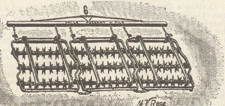 Gravure : herse à hérissons vue de trois quarts, trois compartiments retournés reposant sur des traîneaux, suspendus par des chaînettes à une barre d'attelage marquée Émile Puzenat et Fils