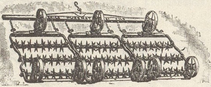 Gravure : herse à hérissons vue de trois quarts, trois compartiments renversés et accrochés en file, chacun porté par trois roues à rais, reliés à une barre d'attelage marquée Émile Puzenat et Fils