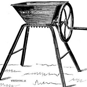 Gravure : broyeur à trémie évasée sur piètement à quatre pieds, entraîné par un volant d'inertie à rais que prolonge une manivelle latérale