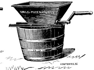 Gravure : corps de broyeur à trémie évasée posé directement sur un baquet de bois cerclé, la manivelle sortant sur le côté droit