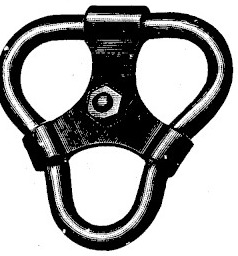 Gravure de détail : anneau d'assemblage à trois boucles réunies par un moyeu central boulonné