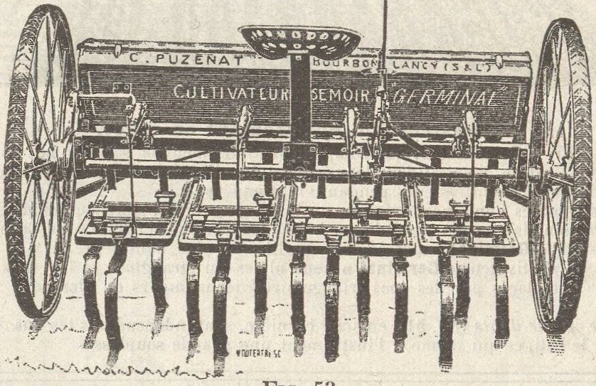 Gravure : cultivateur-semoir Germinal n° 1 vu de face, la caisse du semoir à la volée portée en travers au-dessus des dents, entre deux grandes roues à rais