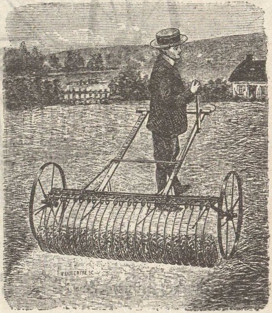 Gravure : homme au chapeau poussant le râteau à bras dans un pré, l'appareil porté par deux roues hautes, deux flèches parallèles réunies par une traverse et terminées chacune par une poignée
