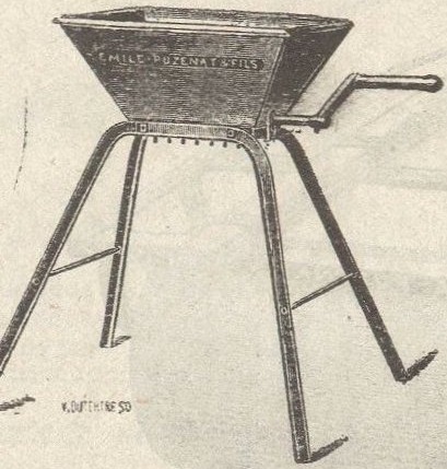 Gravure : broyeur à trémie évasée sur piètement à quatre pieds obliques, la manivelle sortant sur le côté droit, dessin de 1921